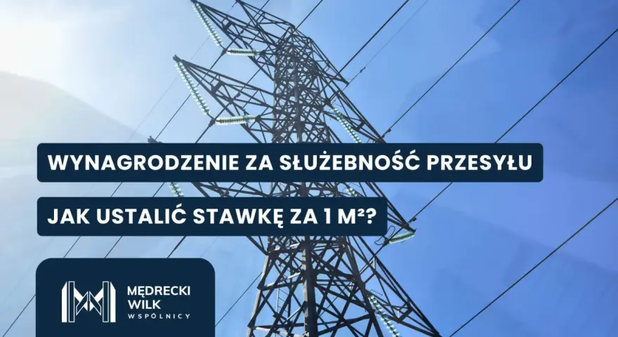Wysokie słupy energetyczne i tekst: "Wynagrodzenie za służebność przesyłu. Jak ustalić stawkę za 1 m²?". Dowiedz się, o ile służebność obniża wartość nieruchomości.