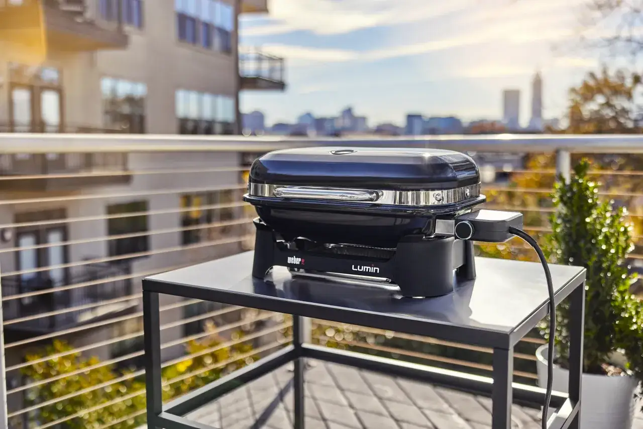 Grill elektryczny na balkonie w bloku