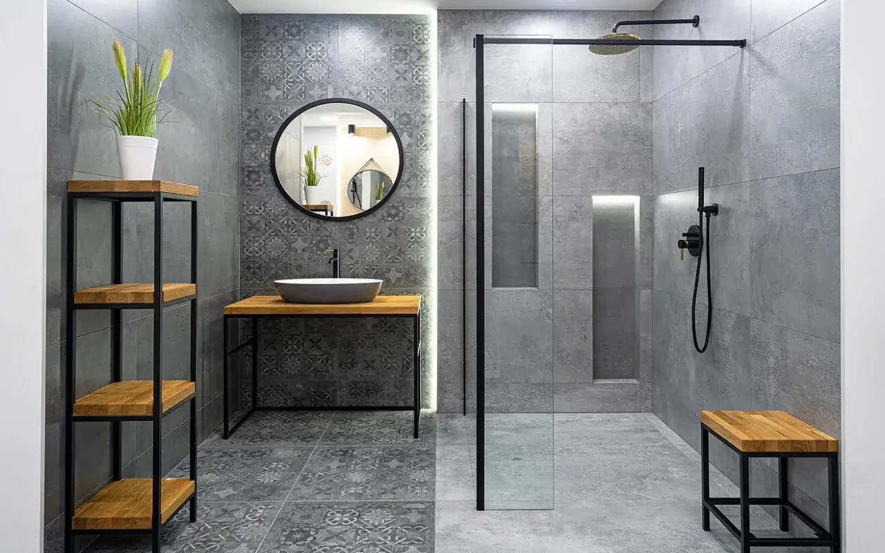 Mała łazienka w bloku, sprytne rozwiązania, prysznic walk-in