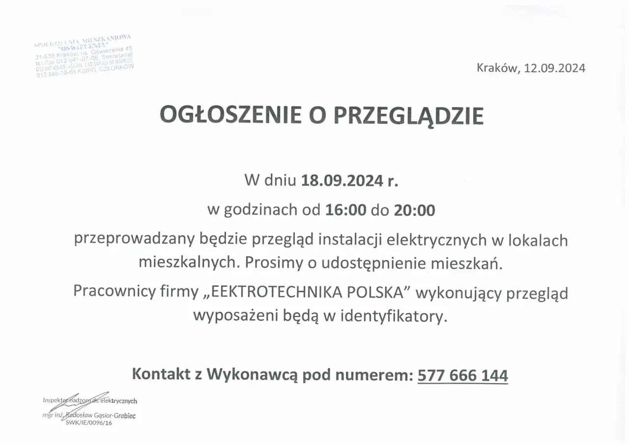 członek spółdzielni przeglądający dokumenty