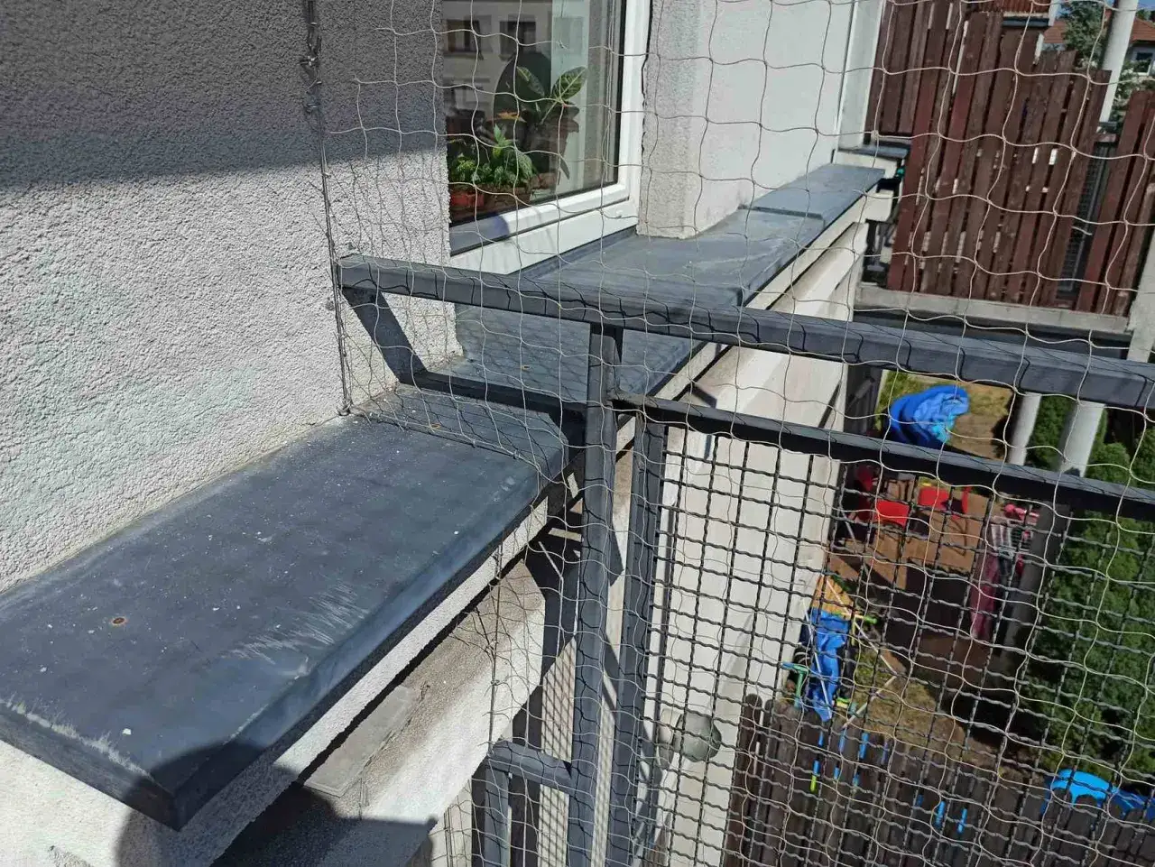 Siatka zabezpieczająca na balkonie, chroniąca przed ptakami. Dowiedz się, ile kosztuje montaż siatki na balkonie.