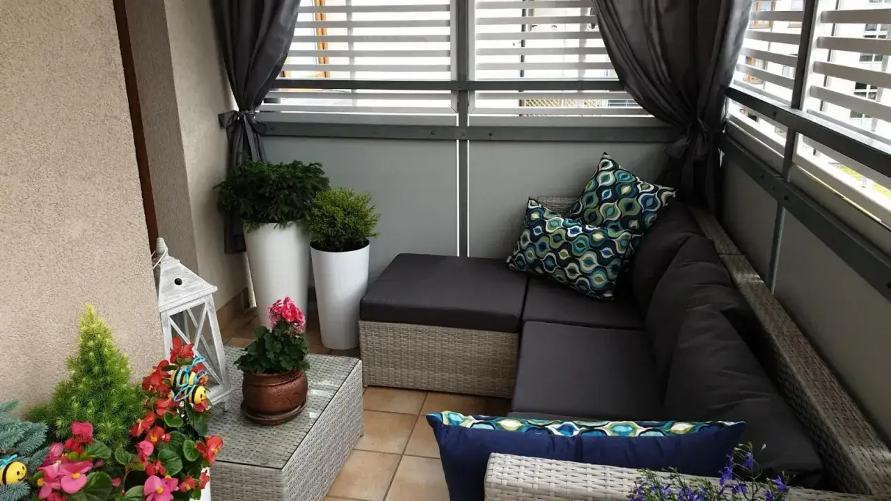 Zabudowany balkon aranżacje