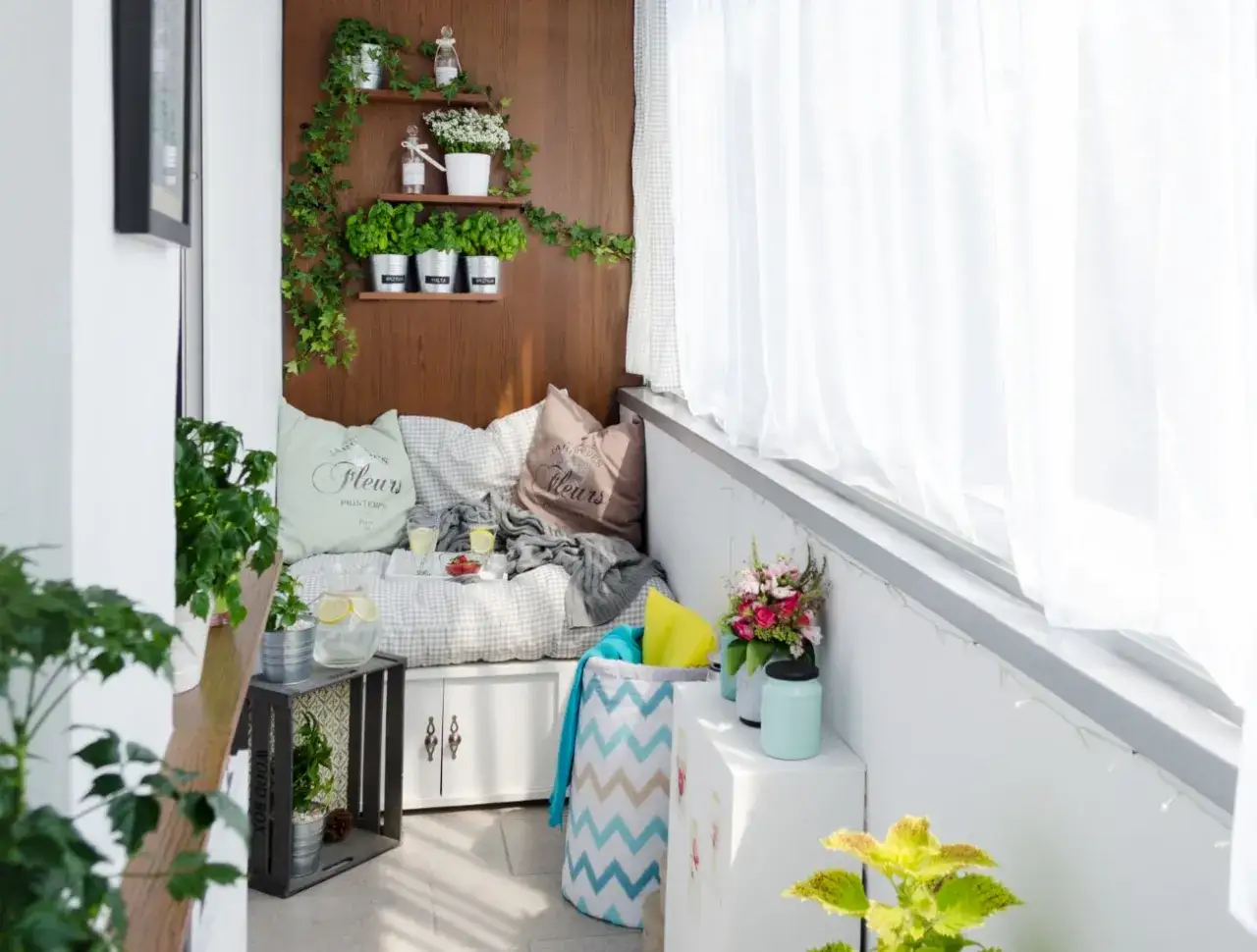 Przytulny balkon z wygodną kanapą, roślinami i kwiatami. Idealne miejsce na relaks, gdzie można tanio wyłożyć balkon, tworząc własną oazę spokoju.