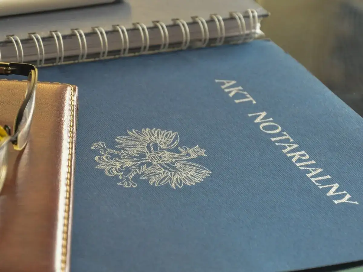 Akt notarialny i okulary. Zastanawiasz się, ile kosztuje dopisanie współmałżonka do majątku?