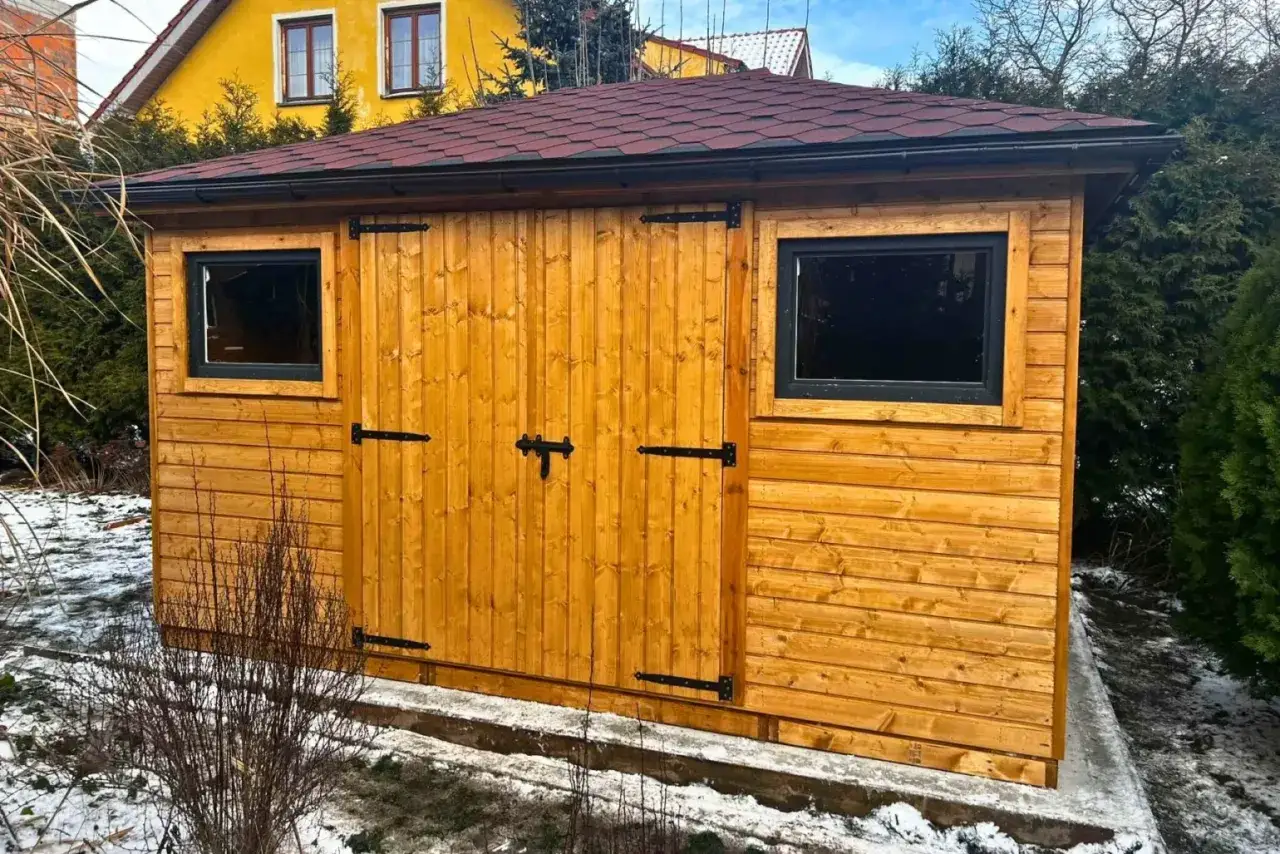 Drewniana szopa z dwoma oknami i podwójnymi drzwiami, idealna jako dom za 200 tys do zamieszkania.