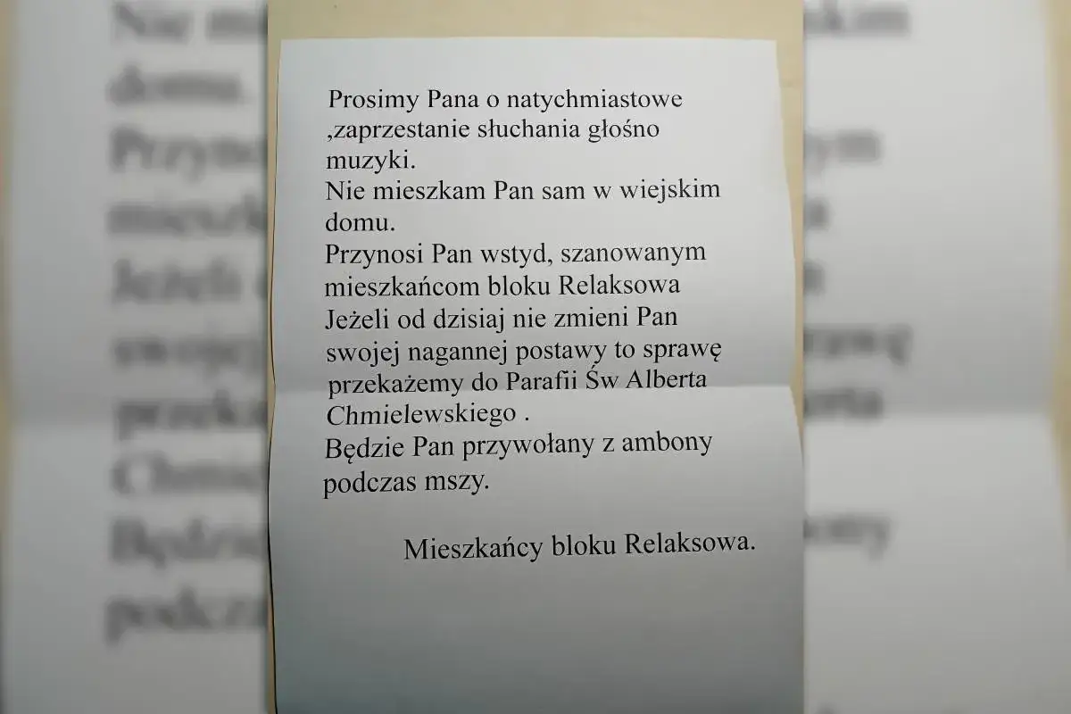 Sąsiad głośno słucha muzyki w dzień. Mieszkańcy bloku Relaksowa proszą o zaprzestanie hałasu, grożąc zgłoszeniem sprawy do parafii.