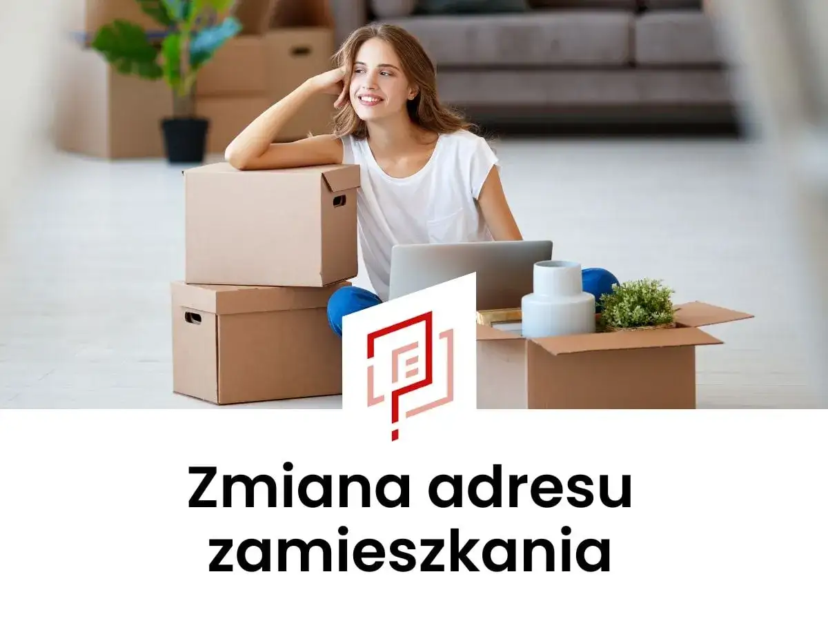 Uśmiechnięta kobieta przy kartonach z laptopem, planująca zmianę adresu zameldowania.