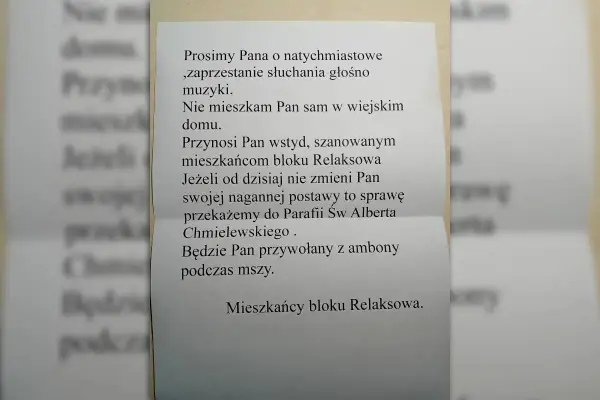 Sąsiad głośno słucha muzyki w dzień. Mieszkańcy bloku Relaksowa proszą o zaprzestanie hałasu, grożąc zgłoszeniem sprawy do parafii.
